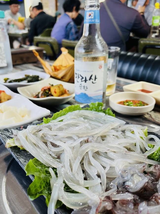 가늘게 썬 한치회와 한라산 소주